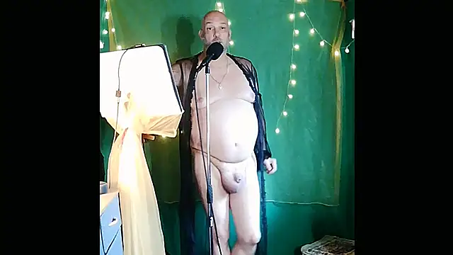 Snapshot of ShamelessMan chatting on 06-21-26, 06:32 ShamelessMan online show from 06-21-26, 06:32
