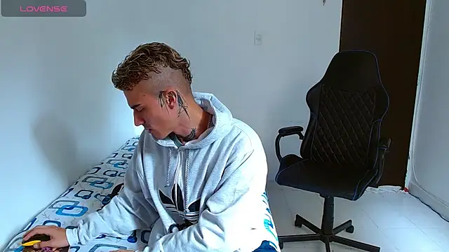 Snapshot of bray_hotboy777 chatting on 10-12-25, 03:33 bray hotboy777 online show from 10-12-25, 03:33