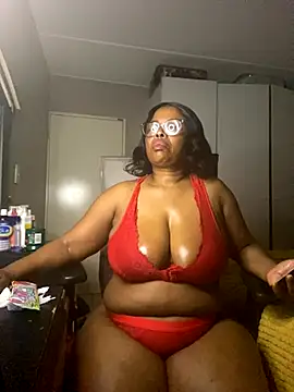 Snapshot of Nomthie chatting on 10-25-25, 10:37 Nomthie online show from 10-25-25, 10:37