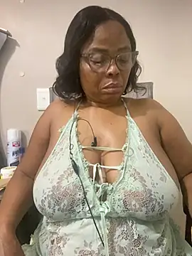 Snapshot of Nomthie chatting on 03-04-26, 11:33 Nomthie online show from 03-04-26, 11:33