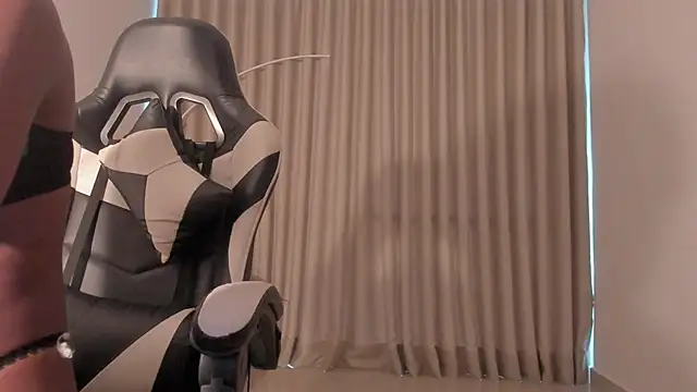 SavannahWildee online show from 10-04-25, 11:19