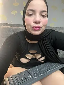 Snapshot of Layla_kaderr chatting on 05-21-26, 11:23 Layla kaderr online show from 05-21-26, 11:23