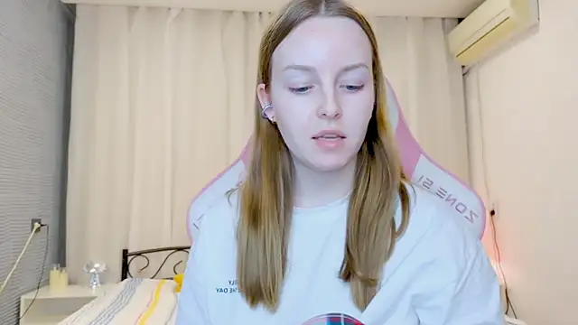 Snapshot of Wild__flowers chatting on 10-18-25, 04:19 Wild flowers online show from 10-18-25, 04:19