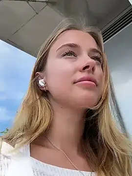 Snapshot of enjoy_my_beauty chatting on 02-05-25, 05:30 enjoy my beauty online show from 02-05-25, 05:30