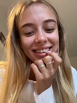 Snapshot of enjoy_my_beauty chatting on 09-18-25, 05:53 enjoy my beauty online show from 09-18-25, 05:53