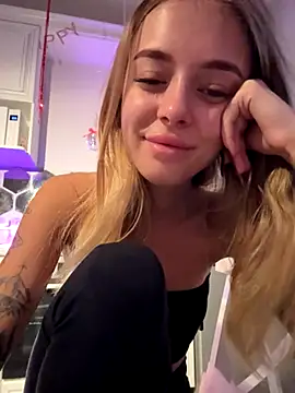 Snapshot of enjoy_my_beauty chatting on 10-27-25, 05:33 enjoy my beauty online show from 10-27-25, 05:33