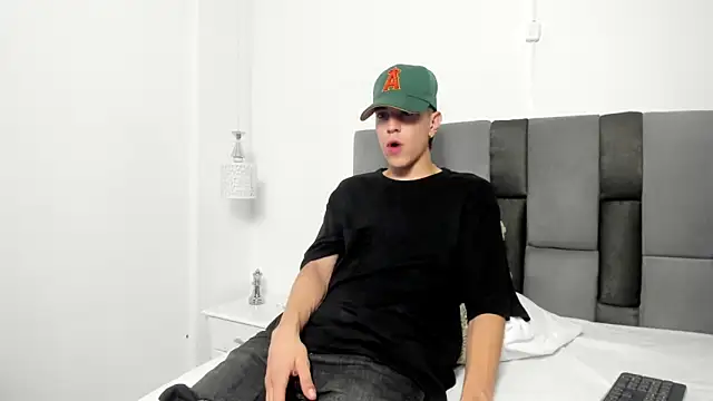 Snapshot of Dei_v_48 chatting on 02-14-25, 05:19 Dei v 48 online show from 02-14-25, 05:19