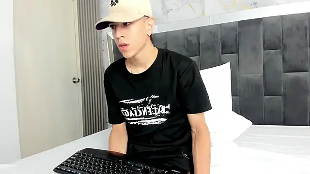 Snapshot of Dei_v_48 chatting on 02-15-25, 07:28 Dei v 48 online show from 02-15-25, 07:28