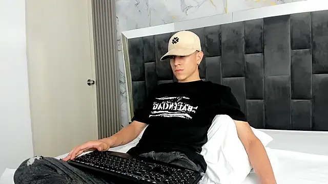 Snapshot of Dei_v_48 chatting on 02-15-25, 10:31 Dei v 48 online show from 02-15-25, 10:31