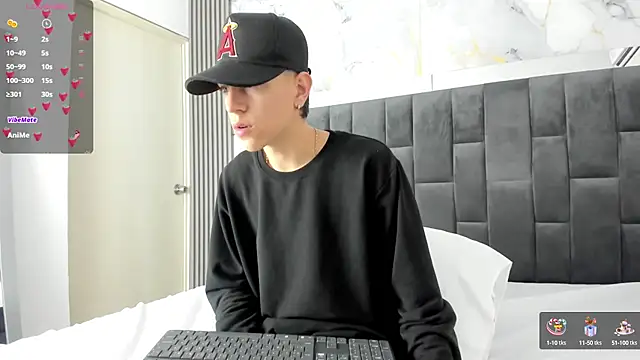 Snapshot of Dei_v_48 chatting on 02-19-25, 06:11 Dei v 48 online show from 02-19-25, 06:11