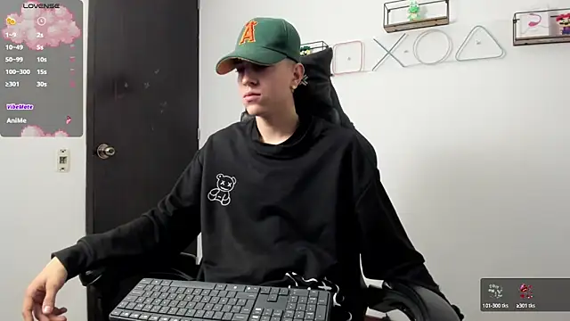 Snapshot of Dei_v_48 chatting on 03-04-25, 08:27 Dei v 48 online show from 03-04-25, 08:27