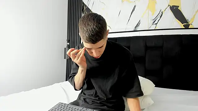 Snapshot of Dei_v_48 chatting on 03-08-25, 05:59 Dei v 48 online show from 03-08-25, 05:59