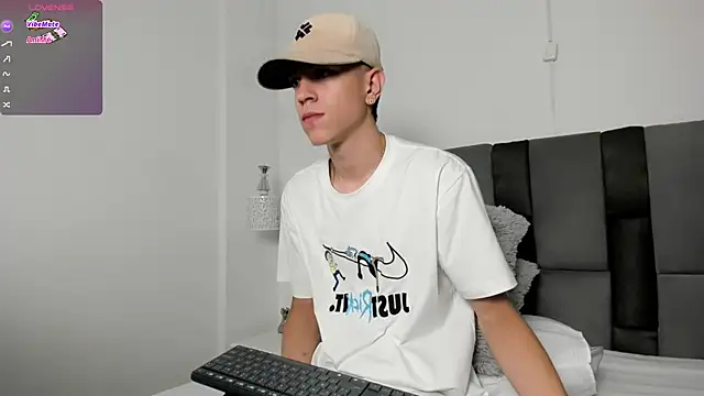 Snapshot of Dei_v_48 chatting on 03-10-25, 08:34 Dei v 48 online show from 03-10-25, 08:34