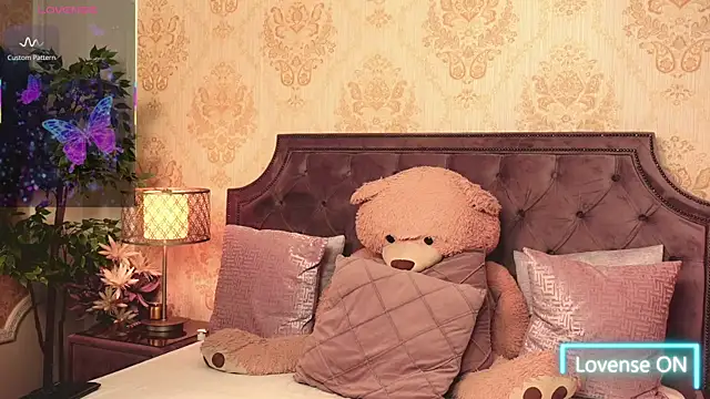 Snapshot of JaneDevine chatting on 10-18-25, 05:10 JaneDevine online show from 10-18-25, 05:10