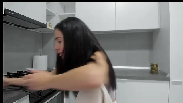 Snapshot of Emmapmg chatting on 11-18-25, 10:31 Emmapmg online show from 11-18-25, 10:31