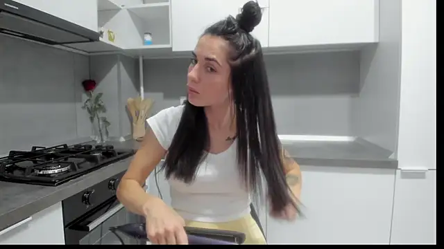 Snapshot of Emmapmg chatting on 11-30-25, 12:36 Emmapmg online show from 11-30-25, 12:36