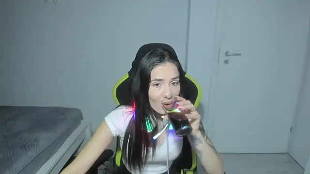 Snapshot of Emmapmg chatting on 12-15-25, 06:34 Emmapmg online show from 12-15-25, 06:34