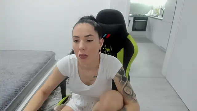 Snapshot of Emmapmg chatting on 02-16-26, 12:45 Emmapmg online show from 02-16-26, 12:45