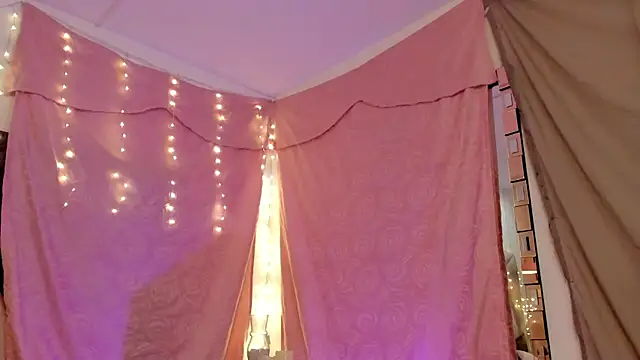 Snapshot of BonnieCute_ chatting on 11-08-25, 01:06 BonnieCute online show from 11-08-25, 01:06