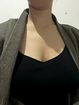 Snapshot of farah-36 chatting on 12-17-25, 09:43 farah-36 online show from 12-17-25, 09:43