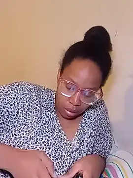 Snapshot of madamsensuale chatting on 01-26-25, 03:27 madamsensuale online show from 01-26-25, 03:27