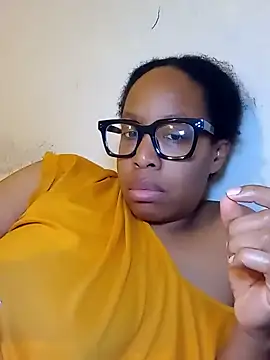 Snapshot of madamsensuale chatting on 02-04-25, 03:00 madamsensuale online show from 02-04-25, 03:00