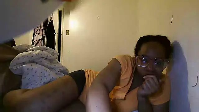 Snapshot of madamsensuale chatting on 03-06-25, 12:10 madamsensuale online show from 03-06-25, 12:10