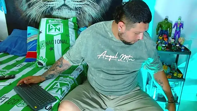 Snapshot of Michaell_Myerss_ chatting on 12-16-25, 03:39 Michaell Myerss online show from 12-16-25, 03:39