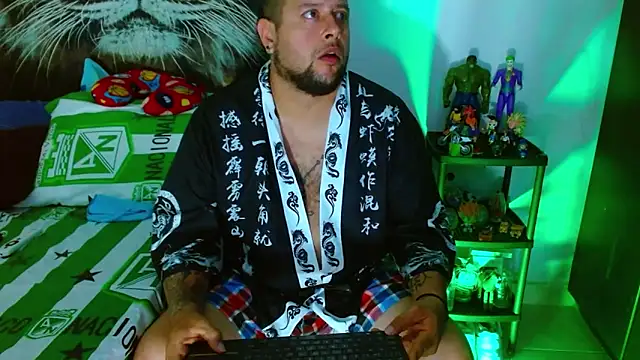 Snapshot of Michaell_Myerss_ chatting on 12-17-25, 01:06 Michaell Myerss online show from 12-17-25, 01:06