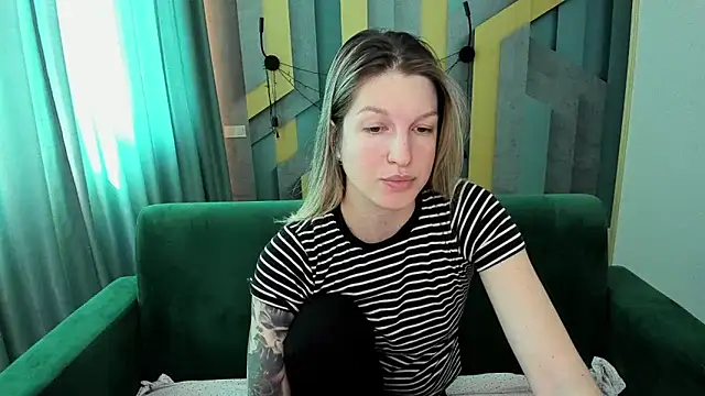 EmilyWalkeri online show from 04-05-26, 06:32