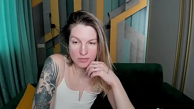 EmilyWalkeri online show from 04-09-26, 07:03