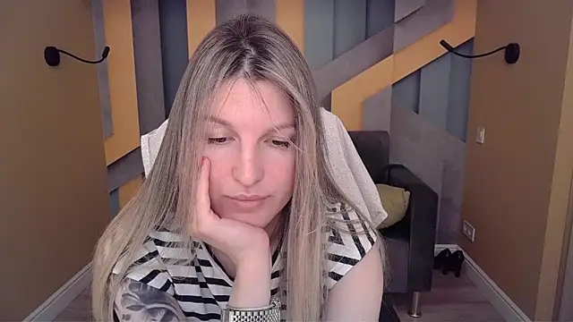 EmilyWalkeri online show from 06-14-26, 07:43