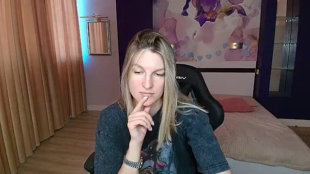 EmilyWalkeri online show from 07-12-26, 08:27