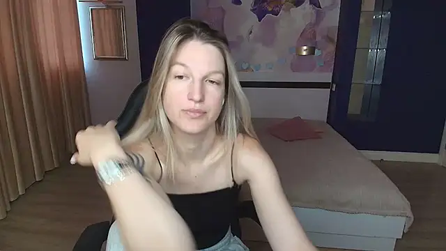 EmilyWalkeri online show from 07-21-26, 06:49