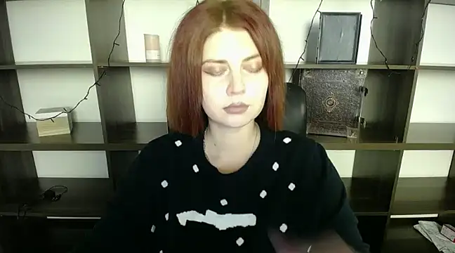 Snapshot of Lizzy_Love chatting on 12-24-24, 12:33 Lizzy Love online show from 12-24-24, 12:33