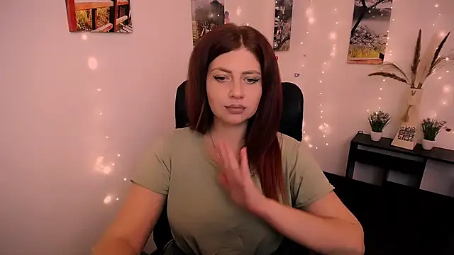 Snapshot of Lizzy_Love chatting on 09-15-25, 06:41 Lizzy Love online show from 09-15-25, 06:41