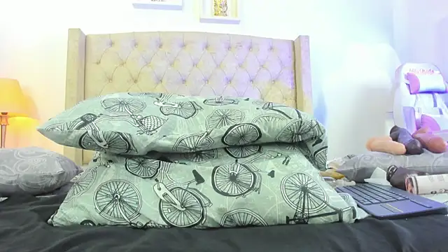Snapshot of allisson_m chatting on 02-13-25, 12:11 allisson m online show from 02-13-25, 12:11