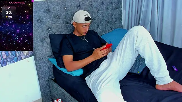 Snapshot of dominic_smith_ chatting on 01-22-25, 05:48 dominic smith online show from 01-22-25, 05:48