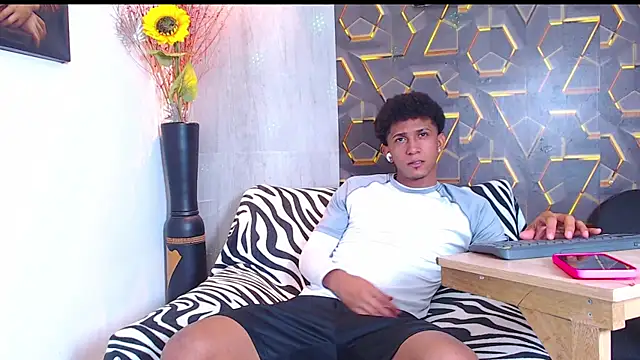 Snapshot of dominic_smith_ chatting on 09-22-25, 10:56 dominic smith online show from 09-22-25, 10:56