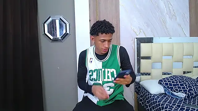 Snapshot of dominic_smith_ chatting on 11-11-25, 12:32 dominic smith online show from 11-11-25, 12:32