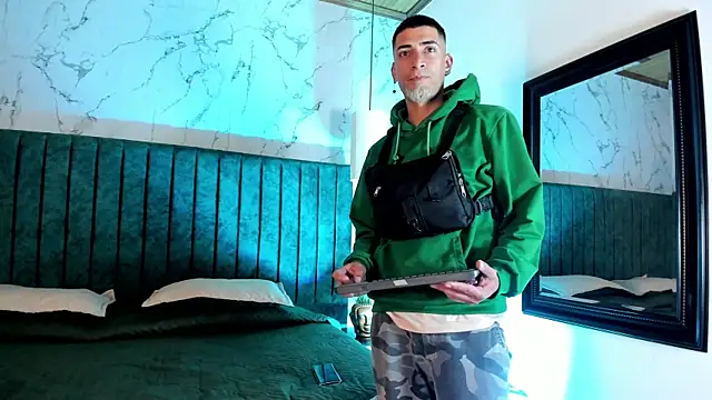 DrakeNeumann online show from 09-20-25, 04:02