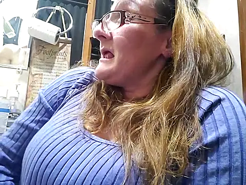 ILUV2TUCHMYKITTY online show from 03-19-25, 07:29