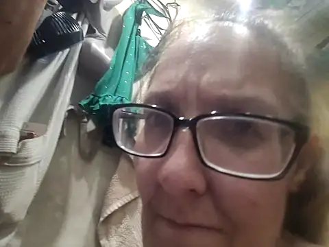 ILUV2TUCHMYKITTY online show from 09-11-25, 11:43