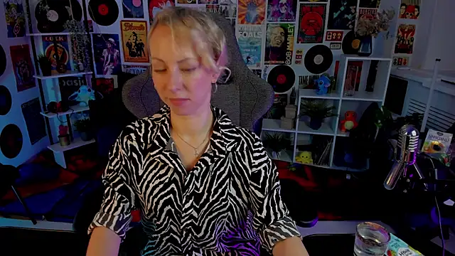 LylithSkye online show from 01-05-25, 08:43