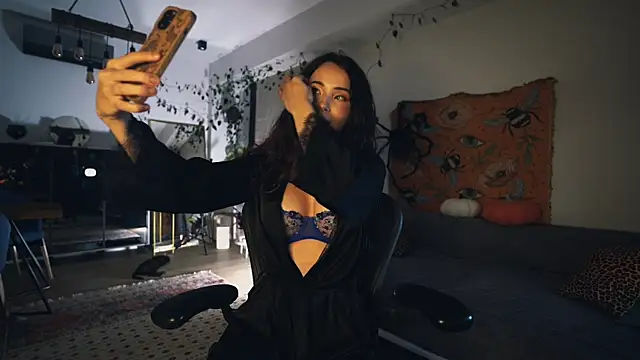 Snapshot of Leona_Mell chatting on 10-28-25, 06:32 Leona Mell online show from 10-28-25, 06:32