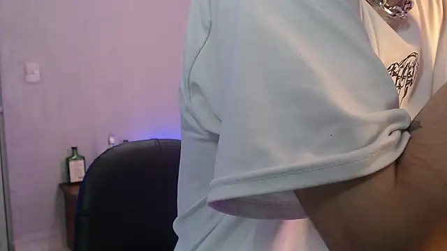 Snapshot of Andy_bapho chatting on 01-04-25, 02:25 Andy bapho online show from 01-04-25, 02:25