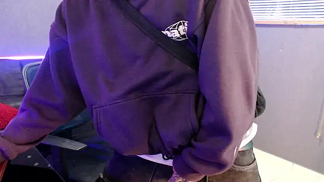 Snapshot of Andy_bapho chatting on 09-18-25, 02:08 Andy bapho online show from 09-18-25, 02:08