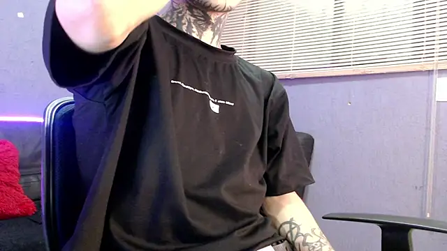 Snapshot of Andy_bapho chatting on 09-27-25, 02:33 Andy bapho online show from 09-27-25, 02:33