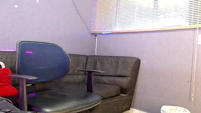 Snapshot of Andy_bapho chatting on 10-19-25, 02:18 Andy bapho online show from 10-19-25, 02:18