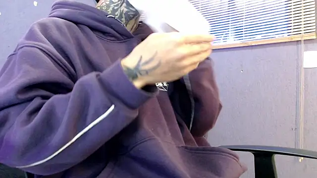 Snapshot of Andy_bapho chatting on 10-21-25, 02:07 Andy bapho online show from 10-21-25, 02:07